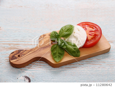 Basil leaf, mozzarella cheese, tomato slice 11280642
