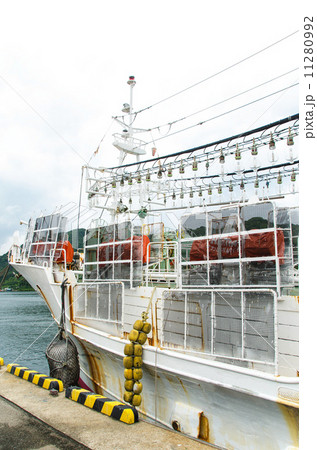 岸壁の漁船 11280992