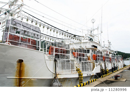 岸壁の漁船 11280996