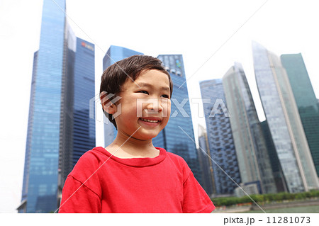 シンガポール 赤いTシャツの男の子 シンガポール 赤いTシャツの男の子 11281073