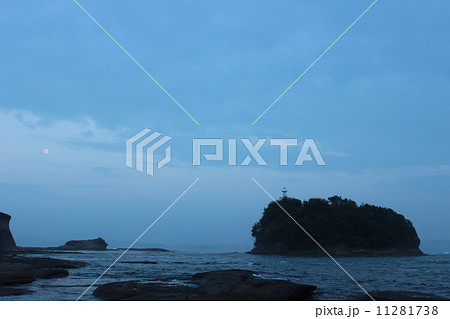 天神崎の丸島と月！ 11281738