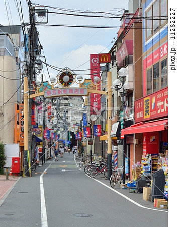 西武新宿線の野方駅前商店街(東京都中野区) 西武新宿線の野方駅前商店街(東京都中野区) 11282227