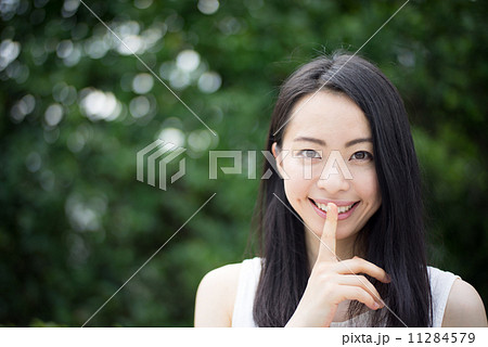 唇に指を当てる女性の写真素材