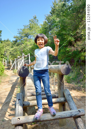 アスレチックを楽しむ女の子 11284890