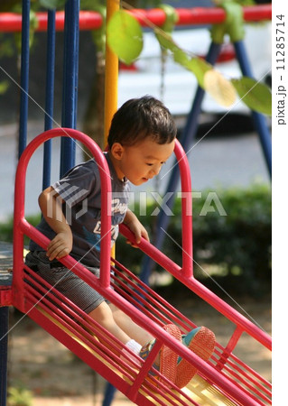 滑り台で遊ぶ子供 11285714