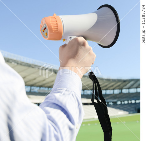 拡声器を持つ男性 11285784