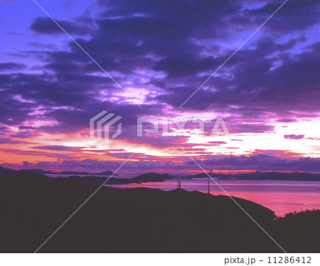 王子ヶ岳山頂展望台より瀬戸の朝焼けと多島美の大パノラマ（女木島、屋島方面を望む）「瀬戸内海国立公園」 11286412