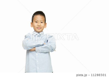 腕を組む男の子 11286501