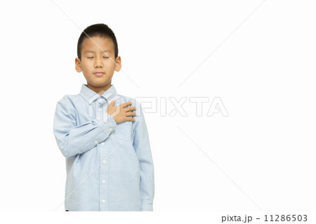 祈る男の子 11286503