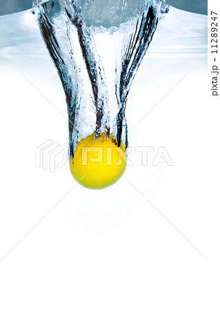 水に沈むレモン 11289247