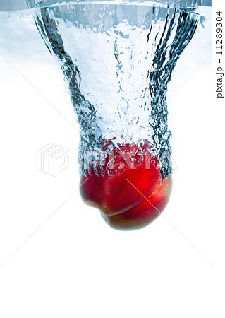 水に沈む桃 11289304
