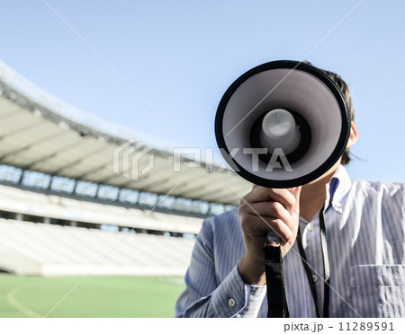 メガホンで呼びかけ メガホンで呼びかけ 11289591