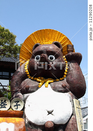 日本一大きなたぬきの置物の写真素材 [11290208] - PIXTA