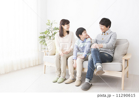 両親と男の子 11290615
