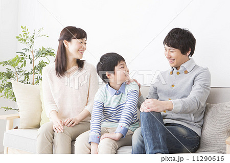 両親と男の子 11290616