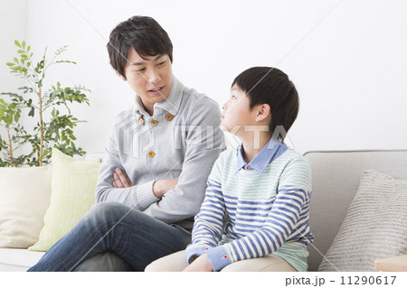 男の子とお父さん 11290617