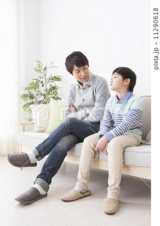 男の子とお父さん 11290618