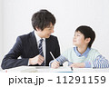 勉強する男の子と男性 11291159