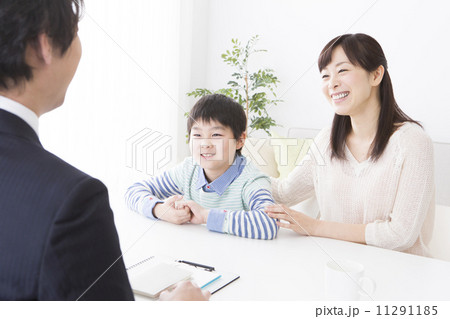 スーツの男性と親子 11291185