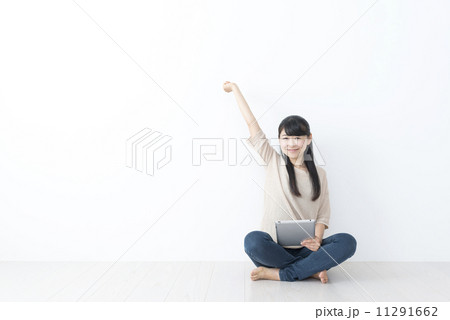 若い女性　ライフスタイル　タブレット 11291662