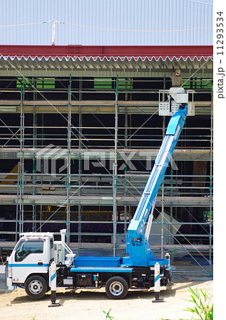 建設現場のリフト車 11293534
