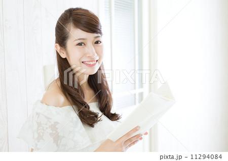 読書する女性 11294084