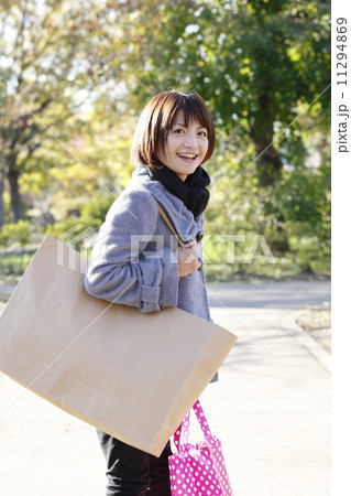 ショッピングイメージの若い女性 11294869