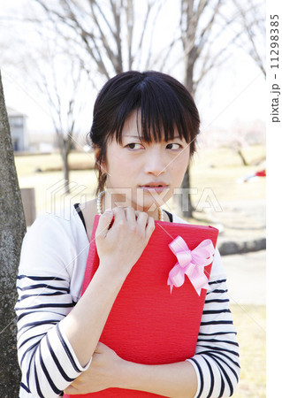 プレゼントを渡したい若い女性 11298385