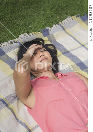 daydreaming of Asian girl in a park 11298587