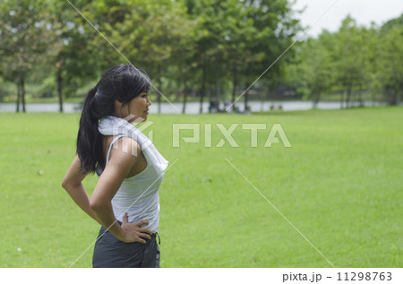 sporty girl warming up stretch her legs in the park sporty girl warming up stretch her legs in the park 11298763