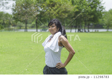 sporty girl warming up stretch her legs in the park sporty girl warming up stretch her legs in the park 11298783