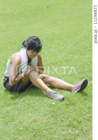 asian woman runner experience knee injury when exercise 11298875