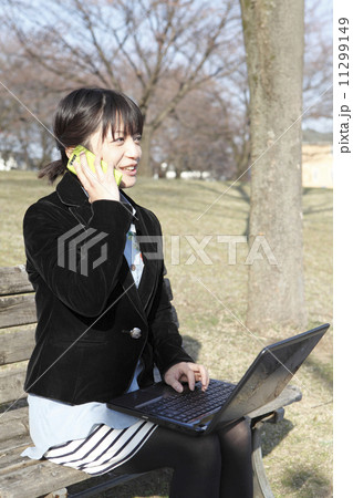 カジュアルウェアのビジネスウーマン 11299149