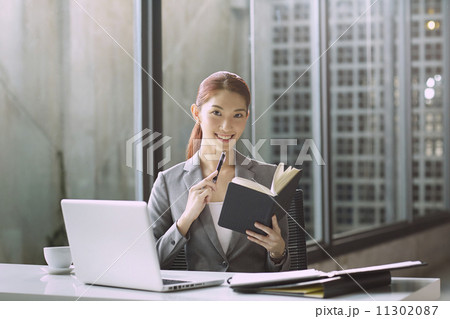 Young Business Women In Modern Office 11302087