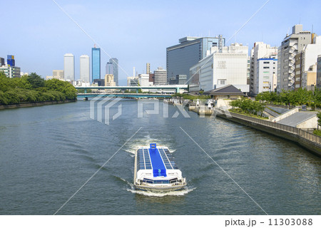 八軒家浜を行く水上バス 八軒家浜を行く水上バス 11303088