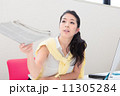 カジュアルスタイルのビジネスウーマン 11305284