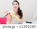 カジュアルスタイルのビジネスウーマン 11305285