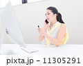 カジュアルスタイルのビジネスウーマン 11305291