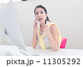 カジュアルスタイルのビジネスウーマン 11305292