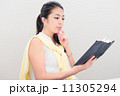 カジュアルスタイルのビジネスウーマン 11305294
