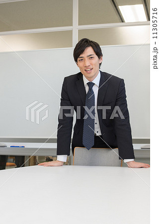 サラリーマンの会議風景 サラリーマンの会議風景 11305716