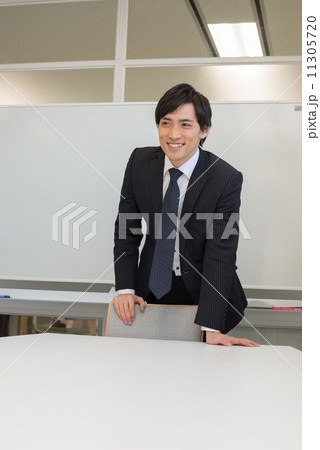 サラリーマンの会議風景 11305720