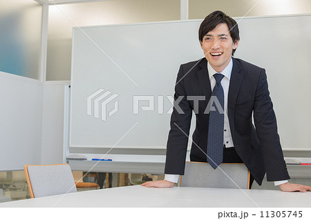 サラリーマンの会議風景 11305745