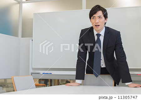 サラリーマンの会議風景 11305747