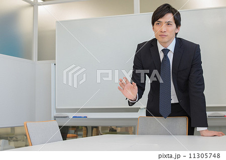 サラリーマンの会議風景 11305748