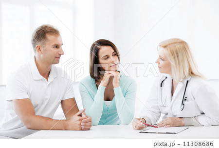 doctor with patients in cabinet 11308686