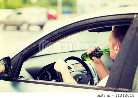 man drinking alcohol while driving the car 11313019