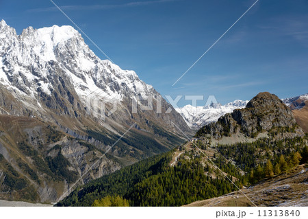 Mountain valley Mountain valley 11313840
