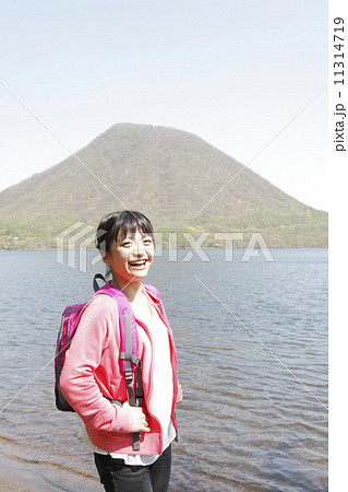 榛名湖と若い女性 11314719