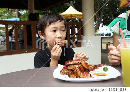 チキンウィングを食べる男の子 チキンウィングを食べる男の子 11314853